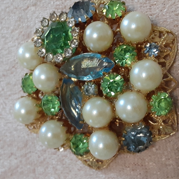 Vintage Rhinestone Gold Tone Brooch - Picture 2 of 4